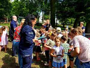 Policjanci podczas spotkania z przedszkolakami