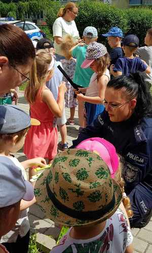 Policjanci podczas spotkania z przedszkolakami