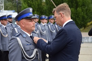 Odznaczony Policjant podczas Obchodów Święta Policji w Kętrzynie