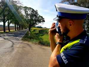 Policjant dokonujący pomiar prędkości