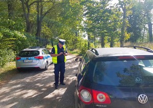 Policjant kontrolujący kierującego volkswagenem