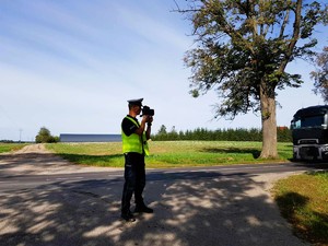 Policjant dokonujący pomiaru prędkości