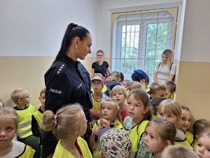 policjantka z dziećmi w policyjnej celi