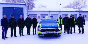 Przekazanie radiowozu. Na zdjęciu radiowóz obok stojący  przedstawiciele samorządu oraz policjanci