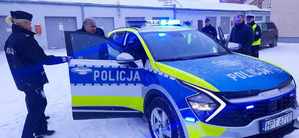 Przekazanie radiowozu. Na zdjęciu radiowóz obok stojący  przedstawiciele samorządu oraz policjanci