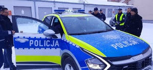 Przekazanie radiowozu. Na zdjęciu radiowóz obok stojący  przedstawiciele samorządu oraz policjanci