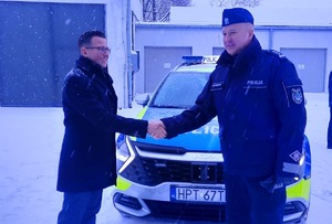 Przekazanie radiowozu. Na zdjęciu radiowóz obok stojący  przedstawiciele samorządu oraz policjanci