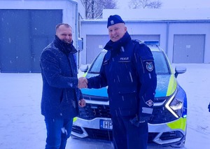 Przekazanie radiowozu. Na zdjęciu radiowóz obok stojący  przedstawiciele samorządu oraz policjanci