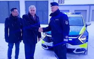 Przekazanie radiowozu. Na zdjęciu radiowóz obok stojący  przedstawiciele samorządu oraz policjanci