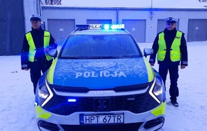 Przekazanie radiowozu. Na zdjęciu radiowóz obok stojący  policjanci