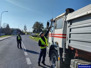 Policjanci podczas kontroli pojazdu ciężarowego