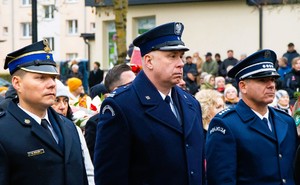 przedstawiciele służb mundurowych przed złożeniem kwiatów pod pomnikiem