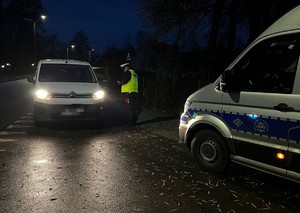 Kontrola stanu trzeźwości kierującego citroenem prowadzona przez policjanta