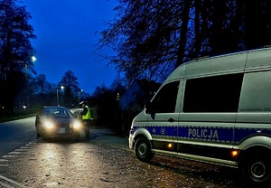 Policjant sprawdzający stan trzeźwości kierującego pojazdem osobowym