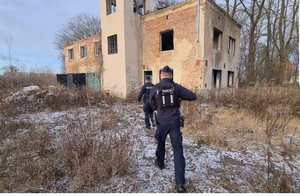 Policjanci kontrolują miejsca przebywania osób bezdomnych