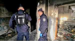 Policjant kontroluje miejsce przebywania osób bezdomnych