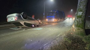 pojazd na dachu w oddali służby ratunkowe