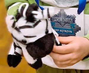 dzień zebry pluszowa zebra za nią napis KPP Kętrzyn