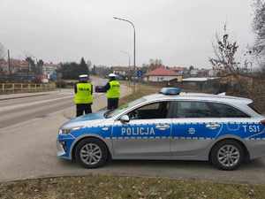 Policjanci w rejonie przejścia dla pieszych pomiar prędkości