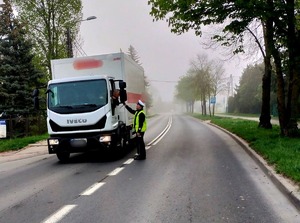Policjant sprawdza stan trzeźwości kierującego pojazdem dostawczym