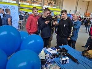Funkcjonariusze na Targach Pracy i Edukacji