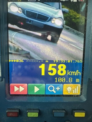 Zdjęcie przedstawia pomiar prędkości pojazdu 158 km/h