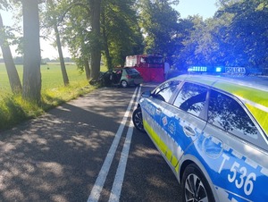 Miejsce wypadku drogowego służby ratunkowe na miejscu