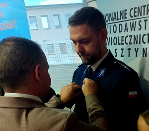 asp. Paweł Ziółkowski odbiera odznakę