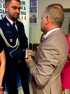 asp. Paweł Ziółkowski odbiera odznakę