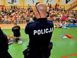 policjanci na spotkaniu z dziećmi