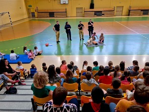 policjanci na spotkaniu z dziećmi