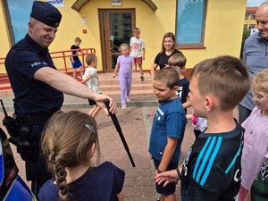 policjanci na spotkaniu z dziećmi
