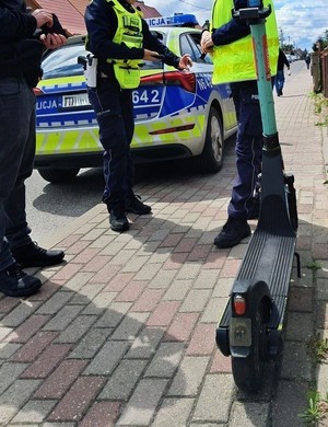 policjanci kontrolują kierowcę hulajnogi
