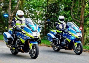 policjanci na motocyklach