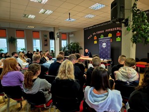 Policjant podczas spotkania z młodzieżą