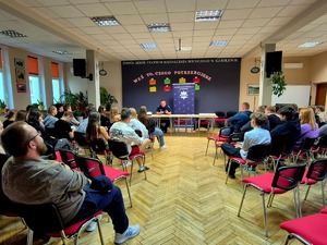 Policjant podczas spotkania z młodzieżą
