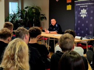Policjant podczas spotkania z młodzieżą