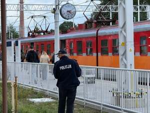Policjant kontroluje rejon kolei