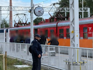 Policjant kontroluje rejon kolei
