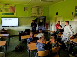 Policjantka prowadzi spotkanie z młodzieżą