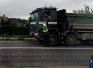 Policjant sprawdza stan trzeźwości kierującego pojazdem ciężarowym