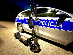 Radiowóz obok hulajnoga