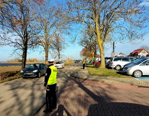 Policjanci w trakcie trwania działań "Wszystkich Świętych” w powiecie kętrzyńskim