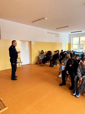 spotkanie policjantów  z młodzieżą w Reszlu