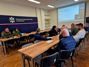 Na zdjęciu funkcjonariusze Policji oraz Straży Granicznej podczas szkolenia na sali odpraw