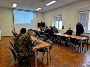 Na zdjęciu funkcjonariusze Policji oraz Straży Granicznej podczas szkolenia na sali odpraw
