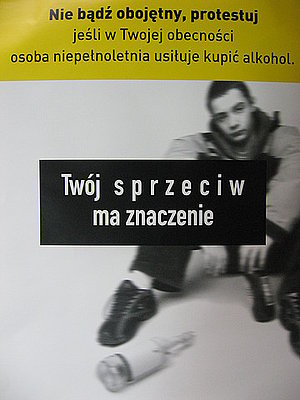 Na zdjęciu napis Twój sprzeciw ma znaczenie w tle siedzący na podłodze młody mężczyzna i przewrócona butelka alkoholu