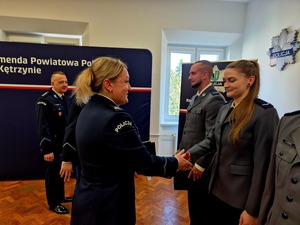 Komendanci KPP w Kętrzynie oraz awansowani policjanci