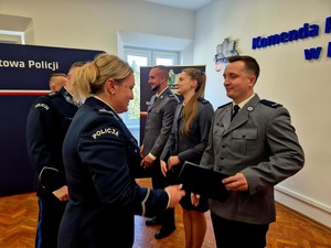 Komendanci KPP w Kętrzynie oraz awansowani policjanci