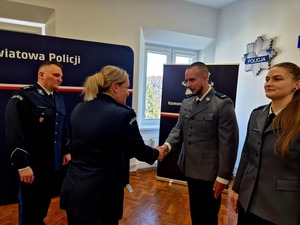 Komendanci KPP w Kętrzynie oraz awansowani policjanci